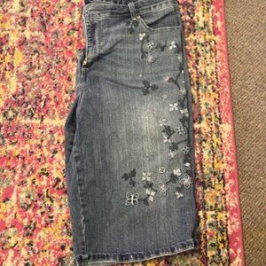 0324-17 Bandolino Capris